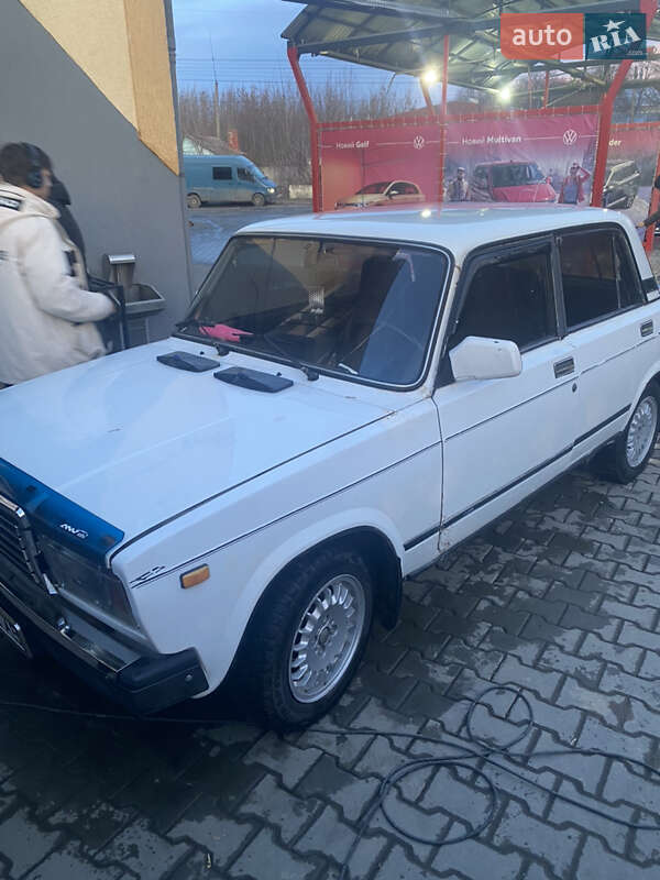 Седан ВАЗ / Lada 2107 2001 в Черновцах