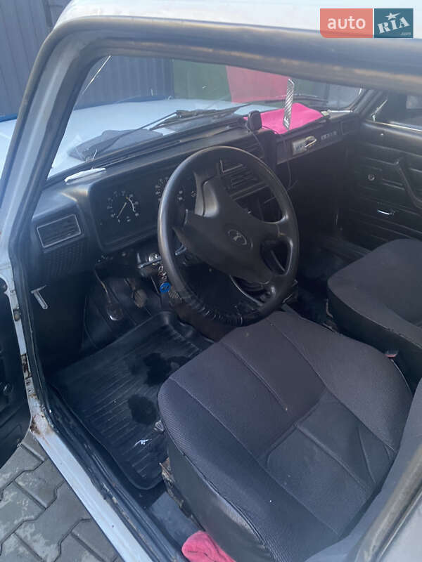 Седан ВАЗ / Lada 2107 2001 в Черновцах