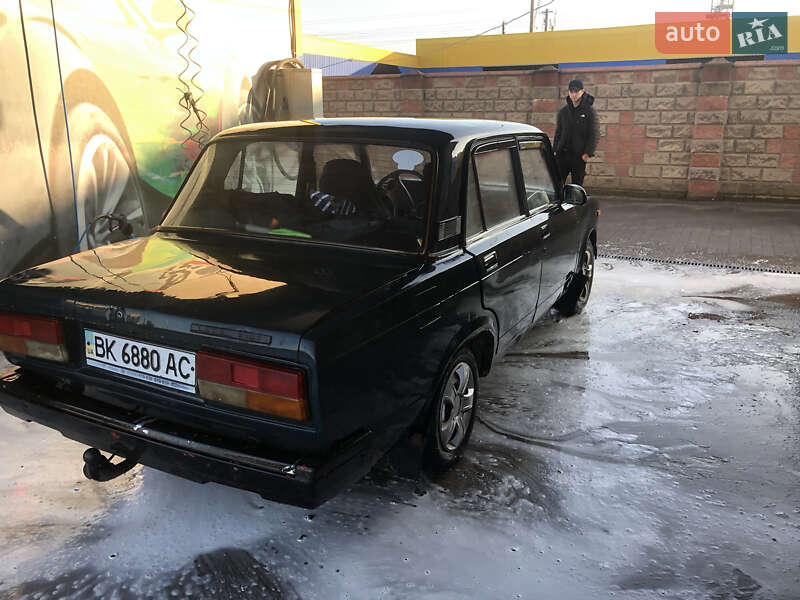 Седан ВАЗ / Lada 2107 1995 в Нововолынске