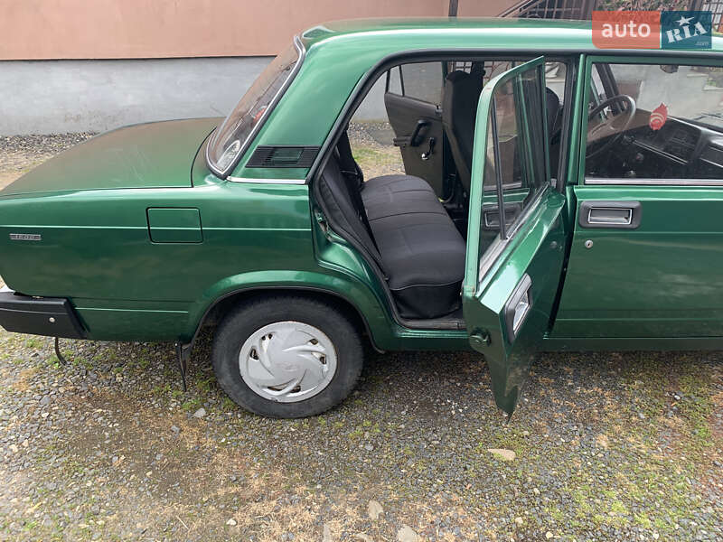 Седан ВАЗ / Lada 2107 2004 в Сваляве