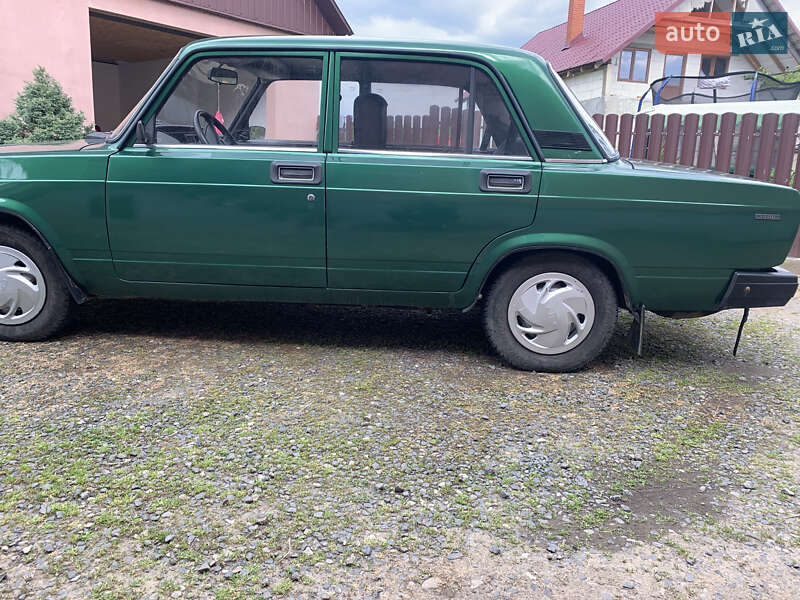 Седан ВАЗ / Lada 2107 2004 в Сваляве