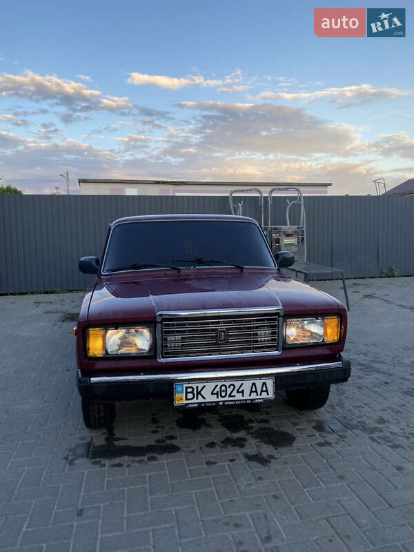 Седан ВАЗ 2107 2004 в 