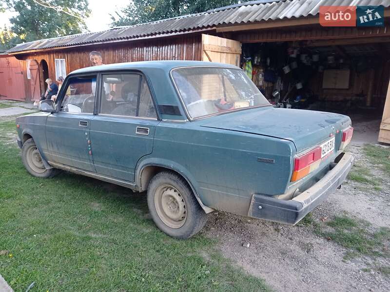 Седан ВАЗ / Lada 2107 2004 в Черновцах