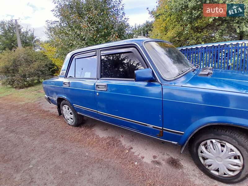Седан ВАЗ / Lada 2107 1991 в Ромнах