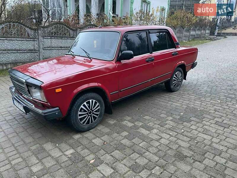 Седан ВАЗ / Lada 2107 1995 в Чернівцях
