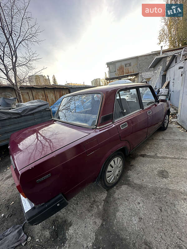 Седан ВАЗ / Lada 2107 2002 в Киеве