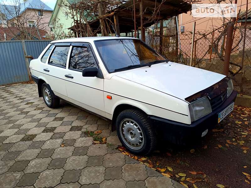 Седан ВАЗ / Lada 21099 2000 в Чернівцях