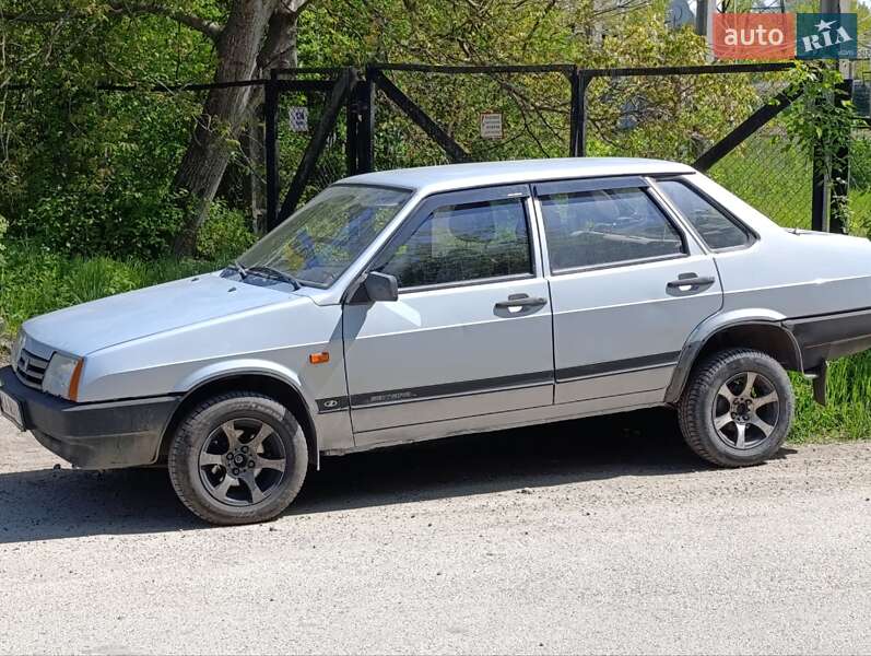 Седан ВАЗ / Lada 21099 2004 в Черновцах
