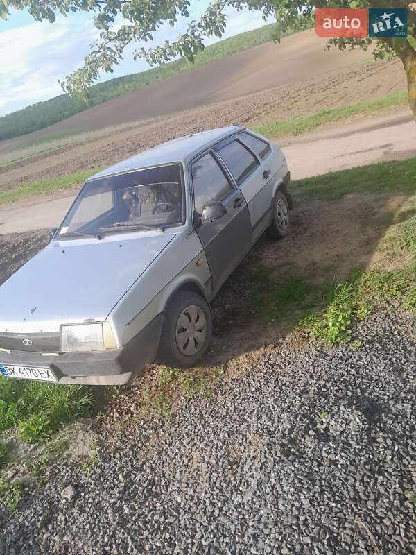 Хэтчбек ВАЗ / Lada 2109 2001 в Остроге