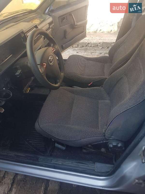 Хэтчбек ВАЗ / Lada 2109 2001 в Белгороде-Днестровском фото 8 Хэтчбек ВАЗ / Lada 2109 2001 в Белгороде-Днестровском