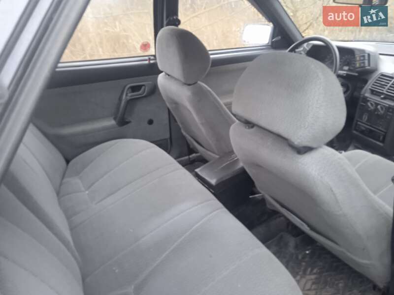 Седан ВАЗ / Lada 2110 2001 в Остроге фото 3 Седан ВАЗ / Lada 2110 2001 в Остроге