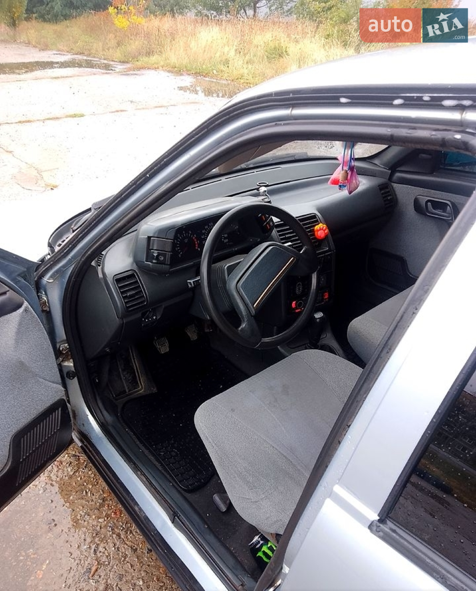 Продам десяточку в неплохом состоянии, была замена рулевая рейка, ходовка хорошая,покузову есть небольшие режыки но некритично, хозяин жевёт недолго можно переоформить