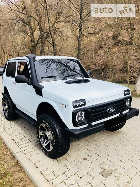 Позашляховик / Кросовер ВАЗ / Lada 2121 Нива 2008 в Сваляві