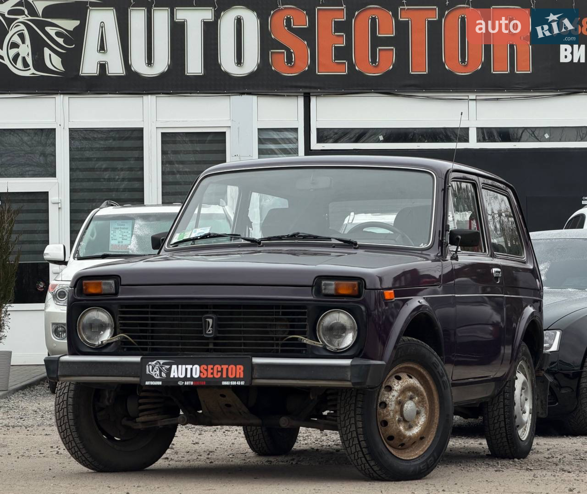 ВАЗ 21213 Niva 1999 | 1.7 бензин | Повний привід | Оригінальний пробіг 58 тис. км

Продається ВАЗ 21213 Niva 1999 року випуску з надійним бензиновим двигуном 1.7 та класичним повним приводом. Автомобіль у дуже гарному збереженому стані, з чесним оригінальним пробігом усього 58 000 км, що є великою рідкістю для цього року.

Основні характеристики:
• Двигун 1.7 бензин — простий, витривалий та ремонтопридатний
• Механічна коробка передач
• Постійний повний привід з понижувальною передачею
• Оригінальний пробіг 58 тис. км
• Кузов: 3-дверний позашляховик

Стан автомобіля:
Технічно повністю справна: мотор працює рівно, коробка та роздатка без сторонніх шумів, ходова частина в доброму стані.
Кузов збережений, без серйозної корозії, виглядає акуратно.
Салон охайний, без критичних зношень, відповідає малому пробігу.

Оснащення та практичність:
• Повний привід 4х4
• Понижений ряд передач
• Простий та надійний салон
• Високий кліренс та відмінна прохідність
• Ідеальна база для бездоріжжя, полювання чи господарських потреб

Чесна та жива Niva з мінімальним пробігом — чудовий варіант для тих, хто шукає справжній рамний характер, простоту обслуговування та максимальну прохідність.

Автомобіль вартий уваги, таких екземплярів залишилось дуже мало.

Огляд можливий у Харкові, автосалон AutoSector, вул. Шевченка, 117.