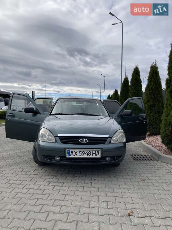 Хетчбек ВАЗ 2172 Priora 2011 в  фото Хетчбек ВАЗ 2172 Priora 2011 в