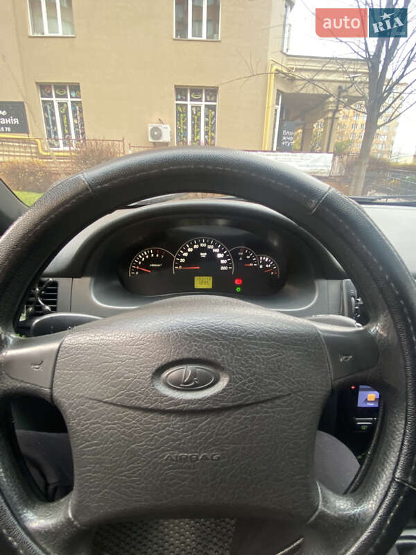 Хэтчбек ВАЗ / Lada 2172 Priora 2010 в Софиевской Борщаговке фото 12 Хэтчбек ВАЗ / Lada 2172 Priora 2010 в Софиевской Борщаговке