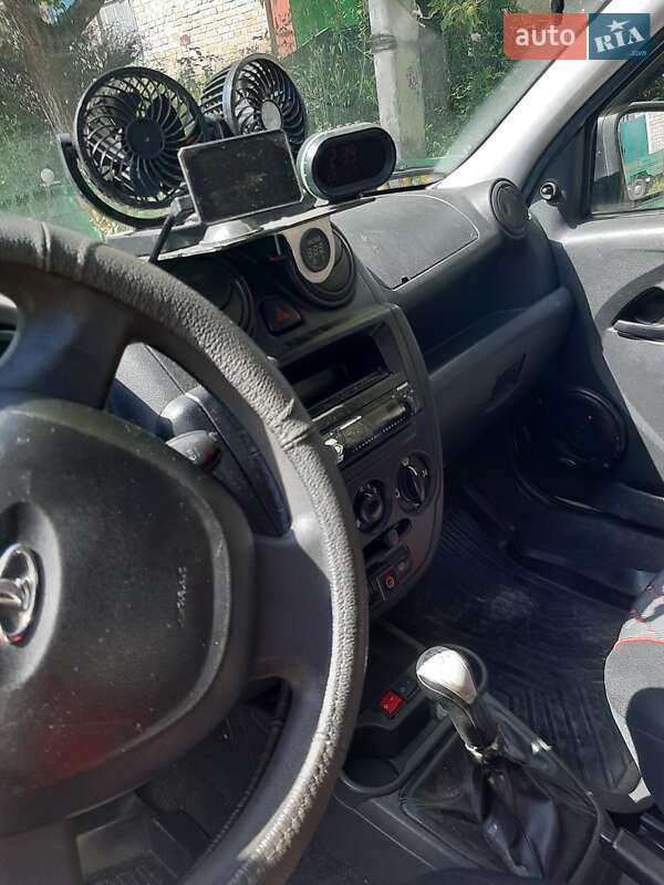 Седан ВАЗ / Lada 2190 Granta 2015 в Остроге