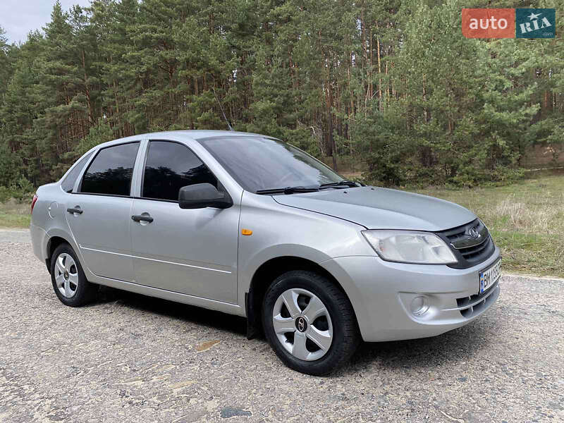 Седан ВАЗ 2190 Granta 2012 в 