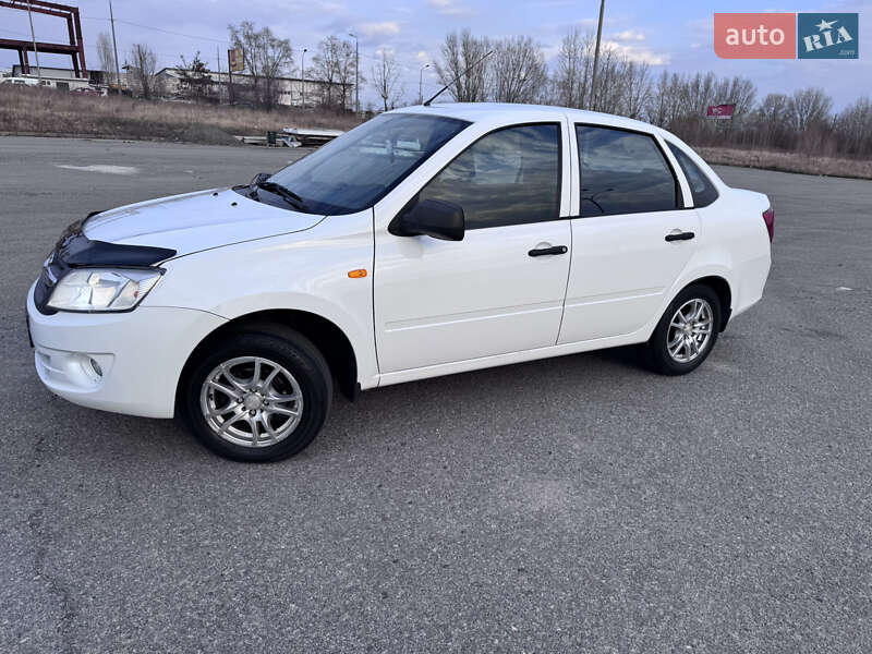 Седан ВАЗ 2190 Granta 2013 в 