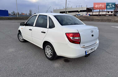 Седан ВАЗ 2190 Granta 2013 в 