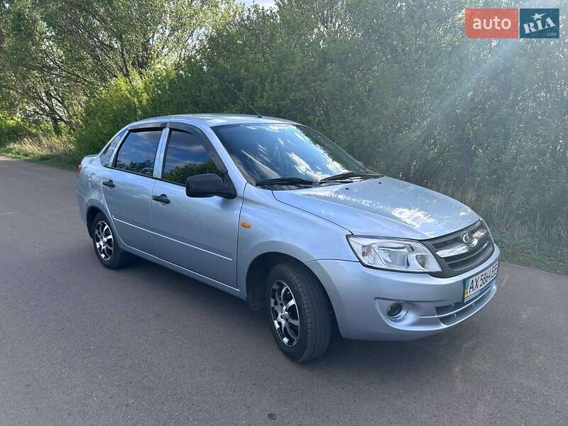 Седан ВАЗ 2190 Granta 2014 в 