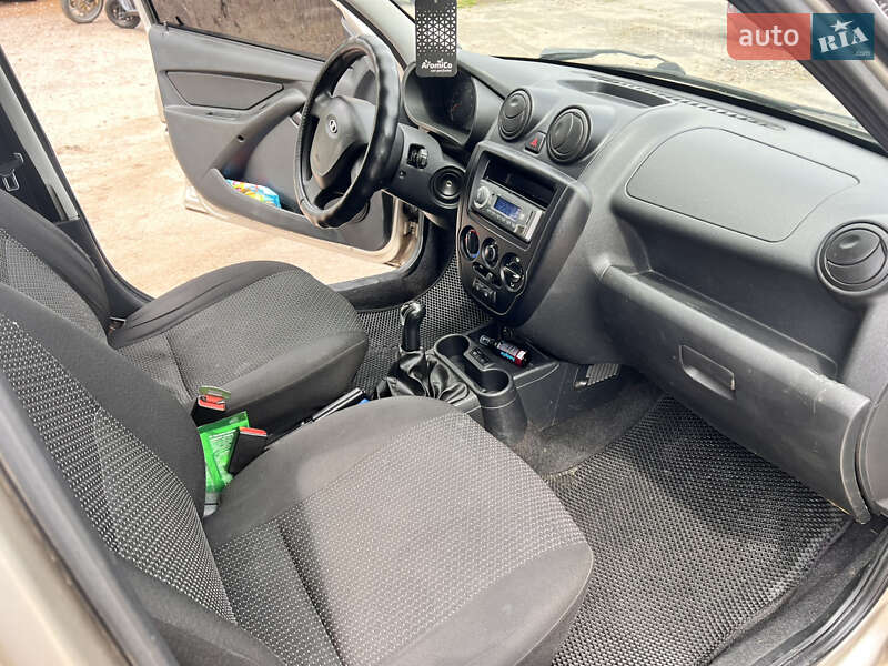 Седан ВАЗ / Lada 2190 Granta 2013 в Шостке