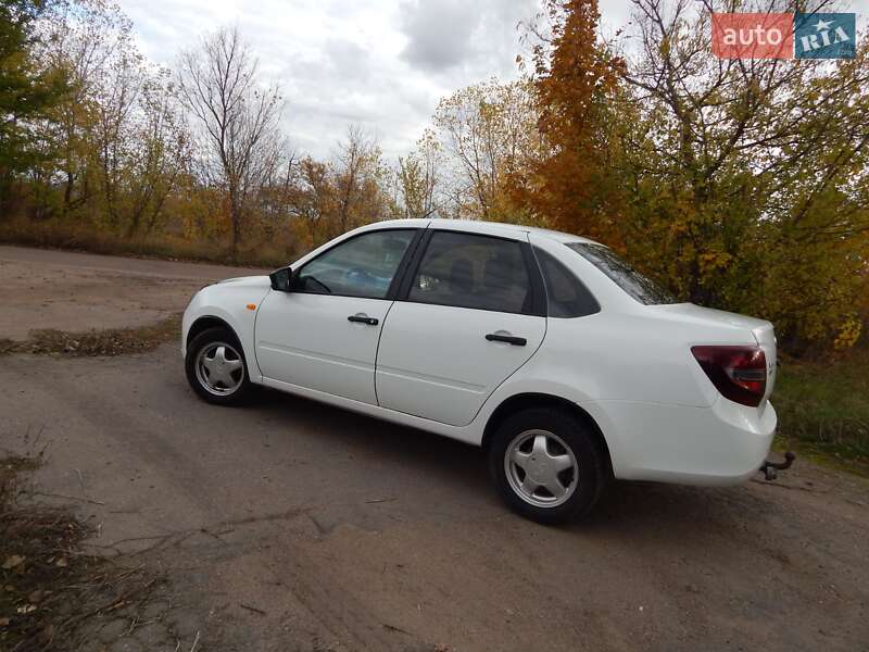 Седан ВАЗ / Lada 2190 Granta 2016 в Олександрії