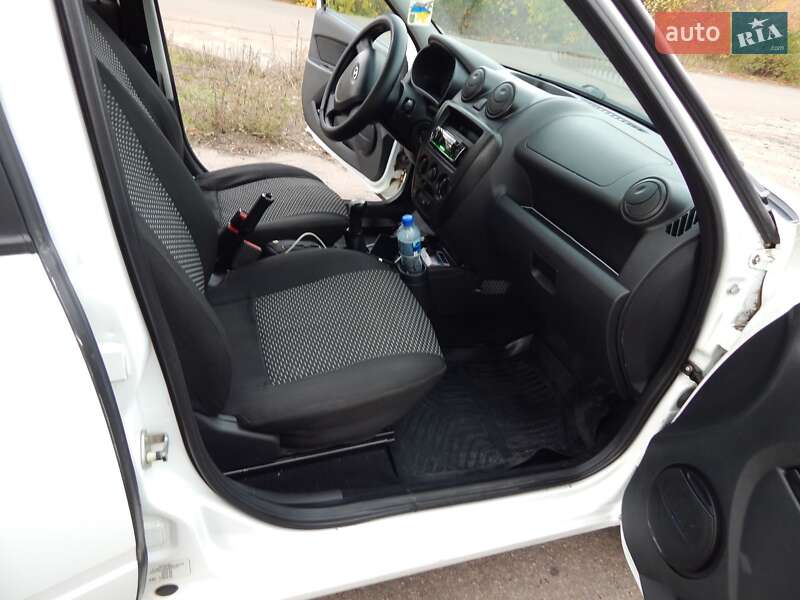 Седан ВАЗ / Lada 2190 Granta 2016 в Олександрії