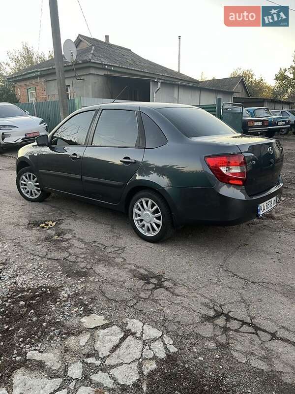 Седан ВАЗ / Lada 2190 Granta 2015 в Кобеляках