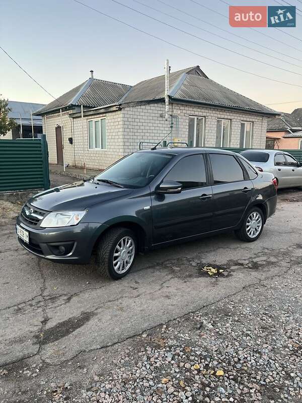 Седан ВАЗ / Lada 2190 Granta 2015 в Кобеляках