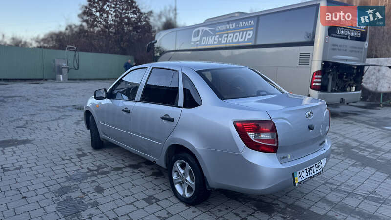 Седан ВАЗ / Lada 2190 Granta 2013 в Иршаве