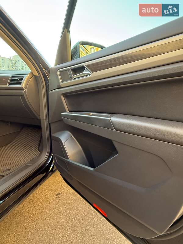 Внедорожник / Кроссовер Volkswagen Atlas 2018 в Вишневом