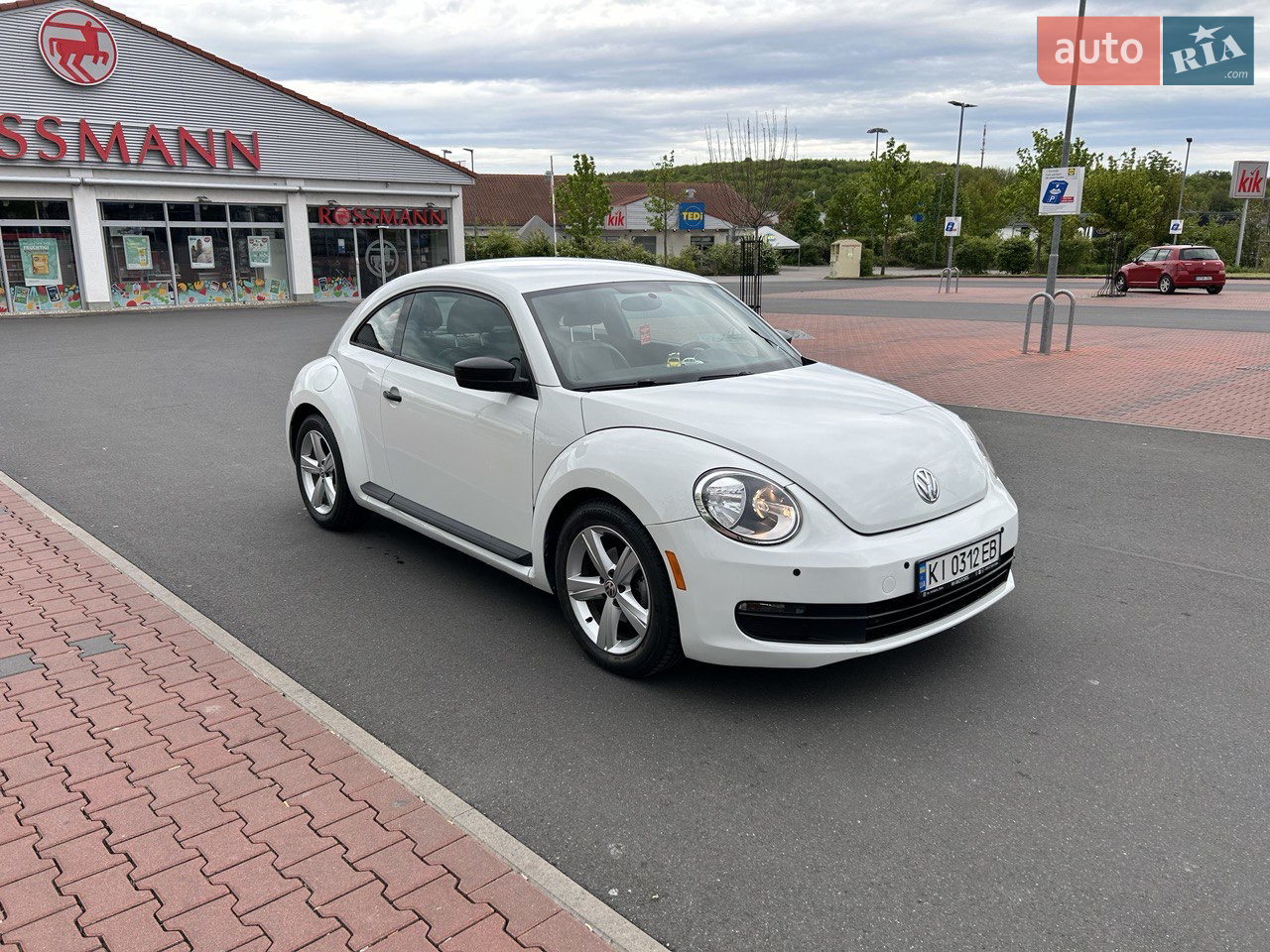 Продаю VW Beetle 1.8 turbo 2015. 

 Це не просто машина, а мій надійний компаньйон останні 3 роки. Купувала вже в українських власників — авто приїхало з США, є невелика історія з ремонтом переднього бамперу (по VIN-коду є фото до). За цей час наїздила близько 50 тис. км — всі ТО вчасно, про машину піклувалась. 

Рік тому було зроблено повний косметичний ремонт кузова — авто зараз виглядає дуже доглянуто.
Авто надійне, Їде тихо, впевнено, жодних нарікань.

В комлекті йде 2 набори дисків та шин (зима та літо). 

З технічного — шкіряний салон, підігрів сидінь, круїз-контроль, парктроніки. Все працює.
Дуже люблю цю автівку — продаю тільки через переїзд. Хочу, щоб вона потрапила в хороші руки — до того, хто буде її цінувати. 

За деталями пишіть чи дзвоніть у будь-який зручний месенджер. 
Звичайні дзвінки не маю змоги прийняти, зараз закордоном. 

Машина чекає на нового люблячого власника!