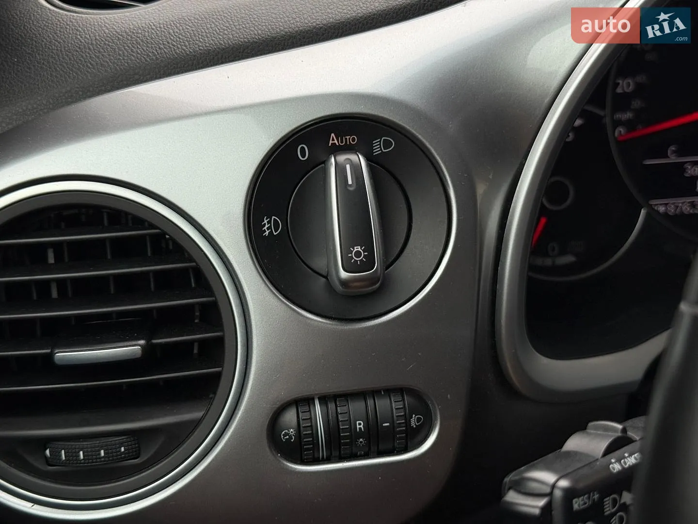 2014 Volkswagen Beetle - мініатюра 36
