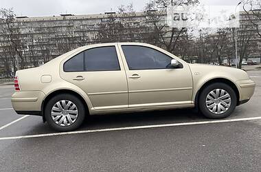 Седан Volkswagen Bora 2001 в Киеве