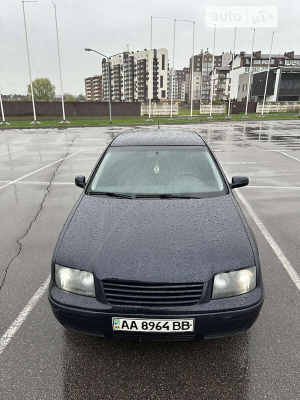 Седан Volkswagen Bora 1999 в Киеве