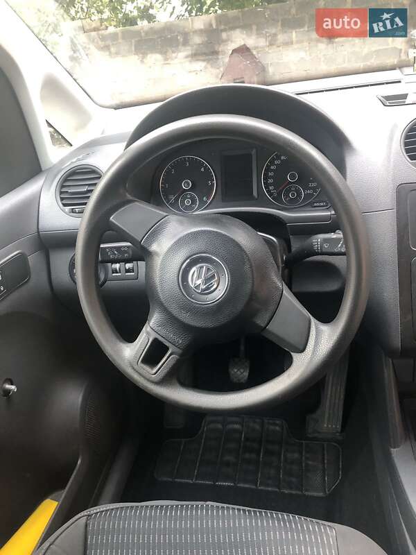Седан Volkswagen Caddy 2012 в Остроге