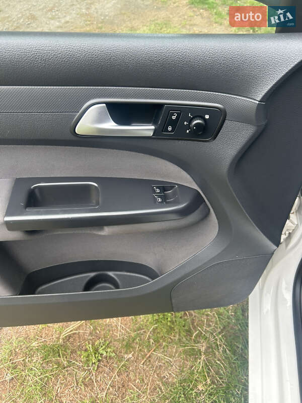 Мінівен Volkswagen Caddy 2011 в Нововолинську