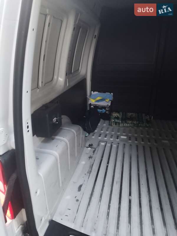 Грузовой фургон Volkswagen Caddy 2013 в Виннице