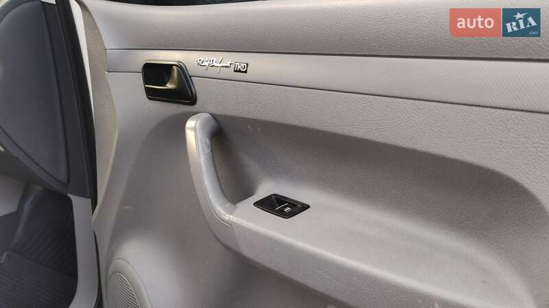 Грузовой фургон Volkswagen Caddy 2006 в Дрогобыче