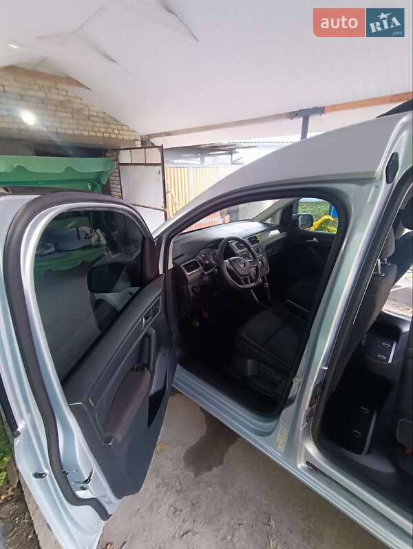 Минивэн Volkswagen Caddy 2015 в Кельменцах