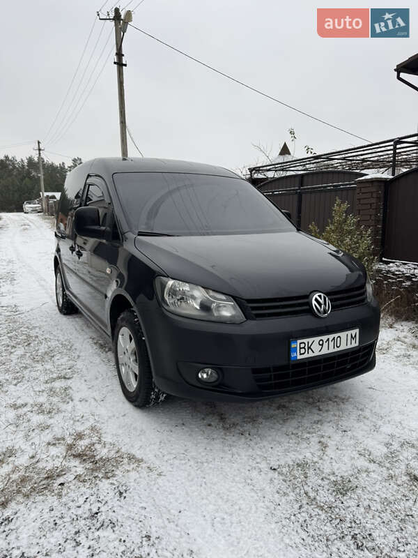 Вантажний фургон Volkswagen Caddy 2011 в Сарнах