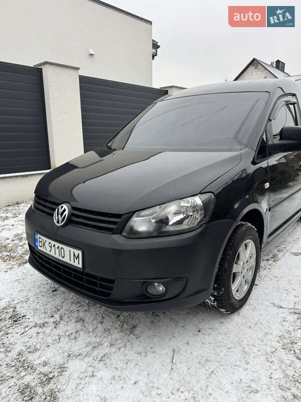 Вантажний фургон Volkswagen Caddy 2011 в Сарнах