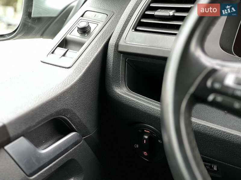 Минивэн Volkswagen Caravelle 2016 в Киеве