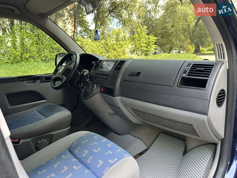 Минивэн Volkswagen Caravelle 2006 в Черновцах