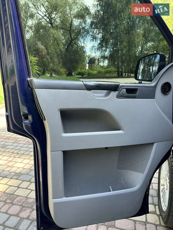 Минивэн Volkswagen Caravelle 2006 в Черновцах