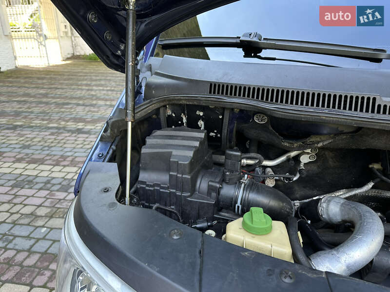 Минивэн Volkswagen Caravelle 2006 в Черновцах