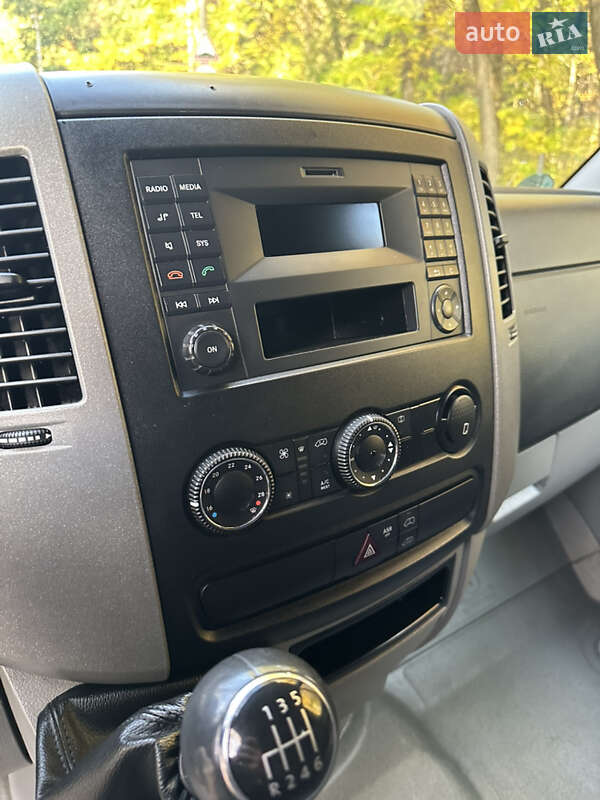 Вантажний фургон Volkswagen Crafter 2014 в Києві