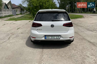 Хэтчбек Volkswagen e-Golf 2017 в 