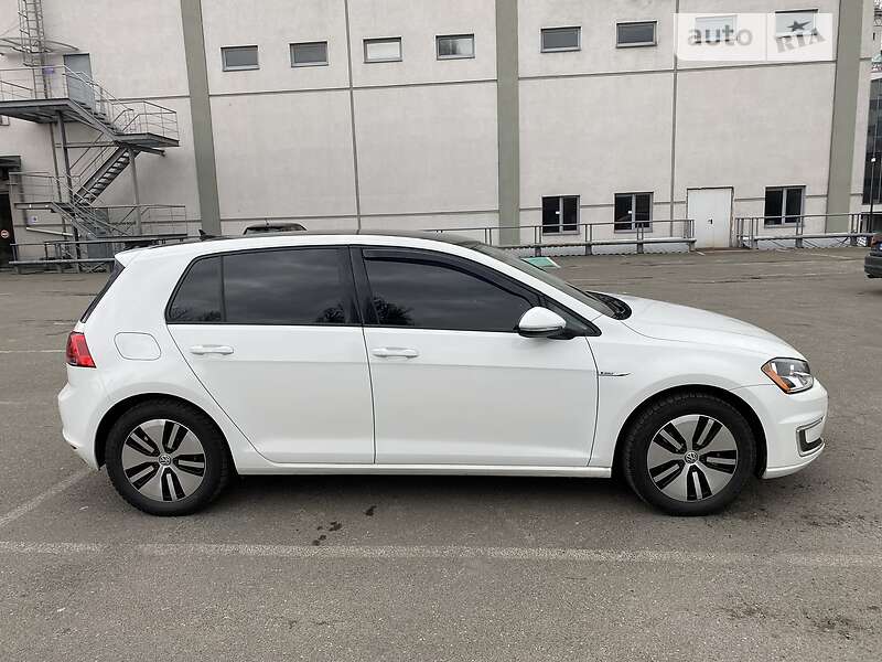 Хетчбек Volkswagen e-Golf 2016 в Києві